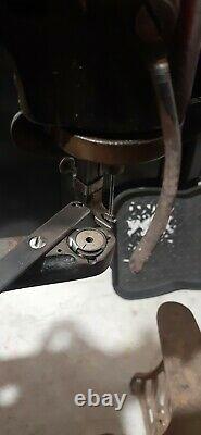 1895 SINGER 29-2 INDUSTRIAL COBBLER LEATHER TREADLE SEWING MACHINE WithSTAND