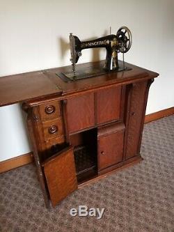 1900's ANTIQUE Singer Sewing Machine in Tiger Oak Closed Cabinet with treadle