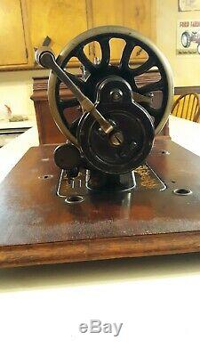 1900's Antique/Vintage Singer HandCrank Sewing Machine with case