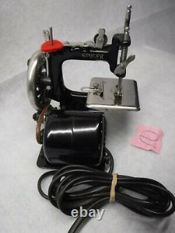 1900's SINGER Antique Singer Model 20-2 Sew Handy Child's Toy Sewing Machine