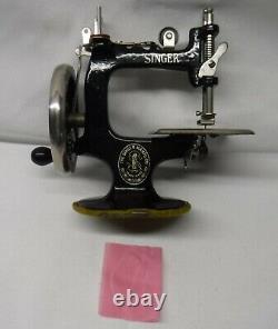 1900's SINGER Antique Singer Model 20 Sewhandy Child's Toy Sewing Machine