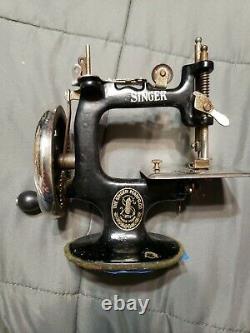 1900's SINGER Antique Singer Model 20 Sewhandy Childs Toy Sewing Machine