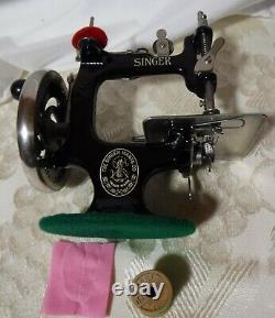 1900's SINGER Antique Singer Model 20 Sewhandy Childs Toy Sewing Machine
