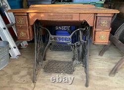 1902 Singer Treadle Sewing Machine with Cabinet K385670
