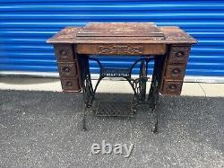 1904 Singer B1351954 Sewing Machine with Cast Iron Treadle Desk Antique Rare