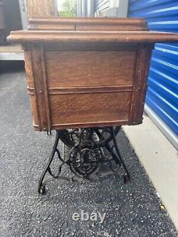 1904 Singer B1351954 Sewing Machine with Cast Iron Treadle Desk Antique Rare