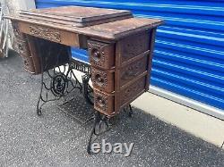 1904 Singer B1351954 Sewing Machine with Cast Iron Treadle Desk Antique Rare