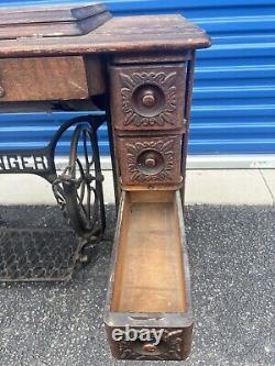 1904 Singer B1351954 Sewing Machine with Cast Iron Treadle Desk Antique Rare