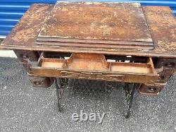 1904 Singer B1351954 Sewing Machine with Cast Iron Treadle Desk Antique Rare