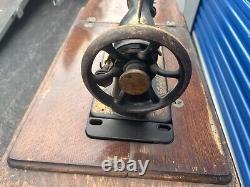 1904 Singer B1351954 Sewing Machine with Cast Iron Treadle Desk Antique Rare