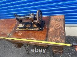 1904 Singer B1351954 Sewing Machine with Cast Iron Treadle Desk Antique Rare