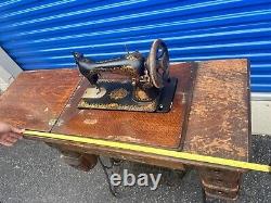 1904 Singer B1351954 Sewing Machine with Cast Iron Treadle Desk Antique Rare