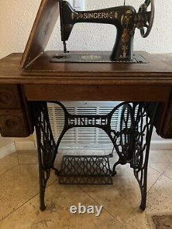 1908 Antique Singer Sewing Machine in Oak Cabinet (Solid Oak Drawers) Series D