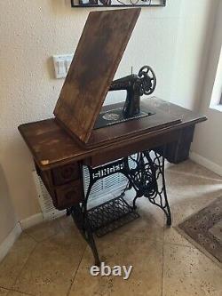 1908 Antique Singer Sewing Machine in Oak Cabinet (Solid Oak Drawers) Series D