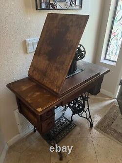 1908 Antique Singer Sewing Machine in Oak Cabinet (Solid Oak Drawers) Series D