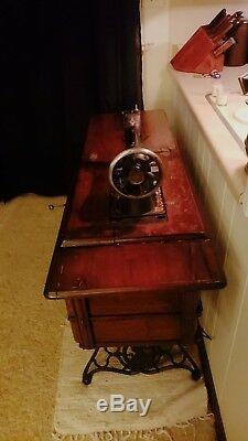 1908 Singer sewing machine- Fully Functioning in original cabinet and drawers
