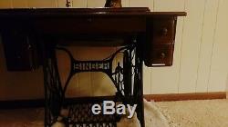 1908 Singer sewing machine- Fully Functioning in original cabinet and drawers