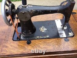1909 Singer Treadle Sewing Machine. 7 Drawers