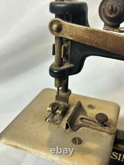 1910 -1934 Singer Sew Handy Model 20 Mini Sewing Machine Childrens Toy