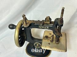 1910 -1934 Singer Sew Handy Model 20 Mini Sewing Machine Childrens Toy