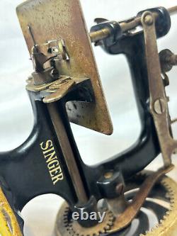 1910 -1934 Singer Sew Handy Model 20 Mini Sewing Machine Childrens Toy