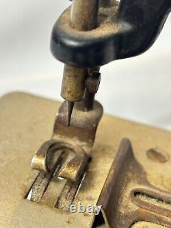 1910 -1934 Singer Sew Handy Model 20 Mini Sewing Machine Childrens Toy