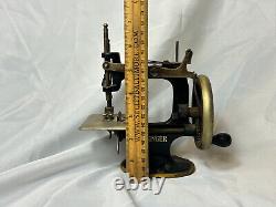 1910 -1934 Singer Sew Handy Model 20 Mini Sewing Machine Childrens Toy