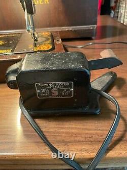 1910 SINGER Portable Electric Sewing Machine With Case & Original Key. Works