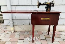 1912 SINGER Sewing Machine in Cabinet Working with Light