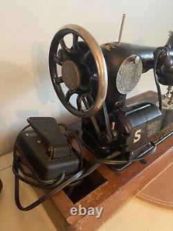 1912 Singer Model 66 Red Eye Sewing Machine! Motor, Light, Wood Case! WORKS