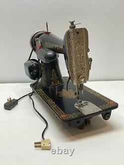 1920 Singer sewing machine WW2 extra parts works has badge serial G8001538 #143