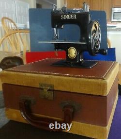 1920's ANTIQUE SINGER MODEL 20 CHILD'S SEWING MACHINE withORIGINAL CASE 10x8x5 in