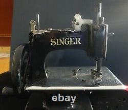 1920's ANTIQUE SINGER MODEL 20 CHILD'S SEWING MACHINE withORIGINAL CASE 10x8x5 in