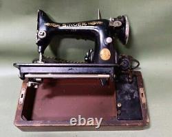 1920's Singer Sewing Machine With Wood Case And Knee Control Lever