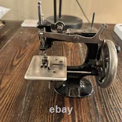1920s Metal Singer Miniature Childs Hand-Crank Sewing Machine Model 20-1