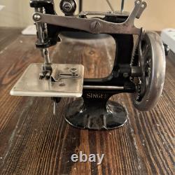 1920s Metal Singer Miniature Childs Hand-Crank Sewing Machine Model 20-1