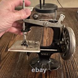 1920s Metal Singer Miniature Childs Hand-Crank Sewing Machine Model 20-1