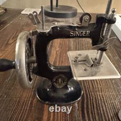 1920s Metal Singer Miniature Childs Hand-Crank Sewing Machine Model 20-1