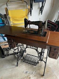 1924 Singer Sewing Machine/Cabinet