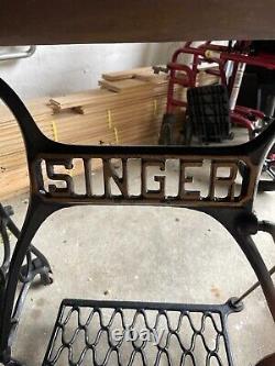 1924 Singer Sewing Machine/Cabinet