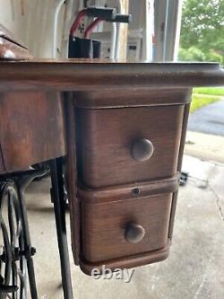 1924 Singer Sewing Machine/Cabinet