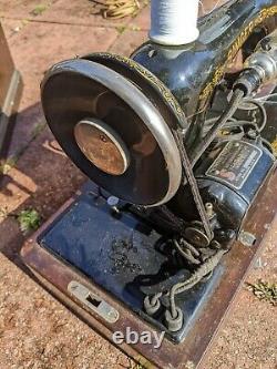 1925 Antique Cast Iron Singer 66 Sewing Machine Wood Dome Top Case w Key