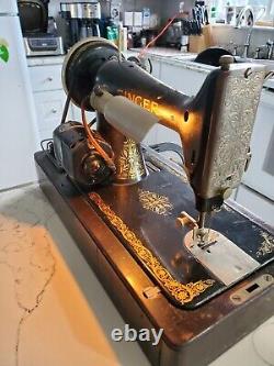 1925 Singer Sewing Machine With Wood Case Works Great