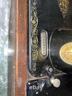 1925 Singer Sewing Machine With Wood Case Works Great