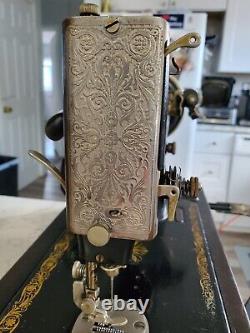 1925 Singer Sewing Machine With Wood Case Works Great