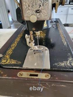 1925 Singer Sewing Machine With Wood Case Works Great