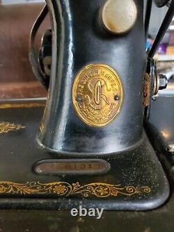 1925 Singer Sewing Machine With Wood Case Works Great