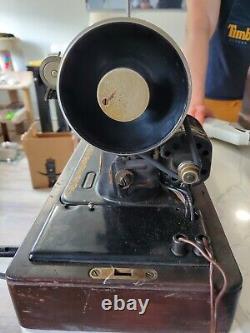 1925 Singer Sewing Machine With Wood Case Works Great