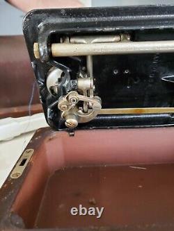 1925 Singer Sewing Machine With Wood Case Works Great