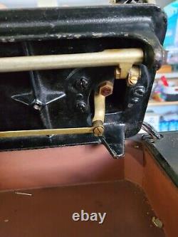 1925 Singer Sewing Machine With Wood Case Works Great